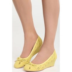 Żółte Koturny Tantalizing. Żółte czółenka marki Born2be, z okrągłym noskiem, na koturnie. Za 69,99 zł.