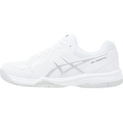 ASICS GELDEDICATE 5 Obuwie do tenisa Outdoor white/silver. Białe buty trekkingowe męskie marki Asics, z gumy, outdoorowe. W wyprzedaży za 215,20 zł.