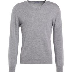 Johnstons Cashmere VNECK Sweter light grey. Szare swetry klasyczne męskie marki Johnstons Cashmere, m, z bawełny. W wyprzedaży za 526,05 zł.