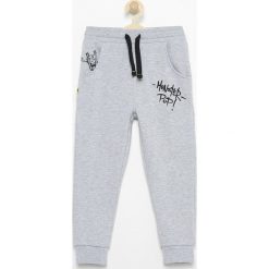 Spodnie dresowe z nadrukiem - Jasny szar. Szare spodnie chłopięce marki Reserved, z dresówki. Za 39,99 zł.