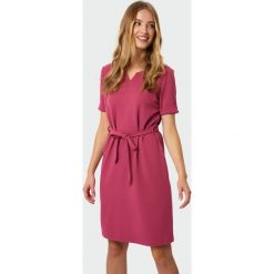 Elegancka sukienka z paskiem. Sukienki damskie Greenpoint, bez wzorów, z elastanu, eleganckie, bez kołnierzyka, bez rękawów. Za 119,99 zł.