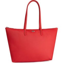 Torebka LACOSTE - L Shopping Bag NF1888PO High Risk Red 883. Czerwone torebki klasyczne damskie Lacoste, bez wzorów, ze skóry ekologicznej, klasyczne, bez dodatków. W wyprzedaży za 289,00 zł.
