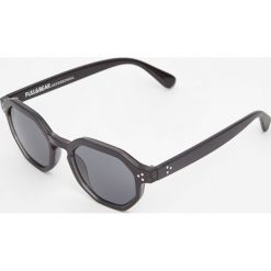 Ośmiokątne okulary przeciwsłoneczne z tworzywa. Szare okulary przeciwsłoneczne męskie wayfarery marki Pull&Bear. Za 59,90 zł.