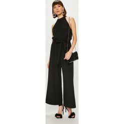 Answear - Kombinezon Night Fever. Czarne kombinezony z printem marki ANSWEAR, s, z tkaniny, bez rękawów. W wyprzedaży za 89,90 zł.