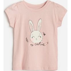 Bawełniany t-shirt z królikiem -. T-shirty damskie Reserved, bez wzorów, z bawełny, bez kołnierzyka. Za 16,99 zł.