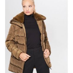 Pikowana kurtka z puszystym kołnierzem - Khaki. Brązowe kurtki damskie Mohito, bez wzorów, bez kaptura. Za 229,99 zł.