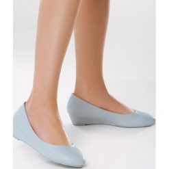 Niebieskie Koturny Something I Need. Niebieskie koturny damskie Born2be, bez obcasa, na koturnie, bez zapięcia. W wyprzedaży za 39,99 zł.