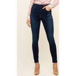 Jeansy Slim Fit Guess Super High Rise W01A26 D38R5. Niebieskie jeansy damskie Guess. W wyprzedaży za 329,00 zł.