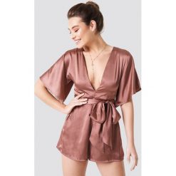Kombinezony z printem: NA-KD Gładki kombinezon z głębokim dekoltem - Brown,Pink