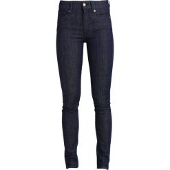 Kings Of Indigo JUNO HIGH Jeansy Slim Fit raw denim. Niebieskie rurki damskie marki Kings Of Indigo, z elastanu. W wyprzedaży za 377,10 zł.