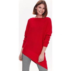 CZERWONY SWETER DAMSKI Z ASYMETRYCZNYM DOŁEM. Czerwone swetry damskie marki Top Secret, na zimę, bez wzorów, z dzianiny, bez rękawów, bez kaptura. W wyprzedaży za 79,99 zł.