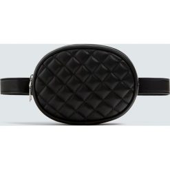 Czarna pikowana torebka nerka. Czarne nerki damskie Pull&Bear, bez wzorów, pikowane, bez dodatków. Za 59,90 zł.