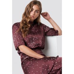 Rut&Circle Bluzka w kropki - Red. Czerwone bluzki damskie marki Rut&Circle, bez wzorów, ze stójką, z krótkim rękawem. Za 121,95 zł.