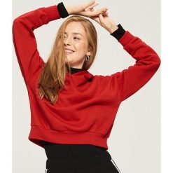Krótka bluza z kapturem - Czerwony. Czerwone bluzy damskie marki Sinsay, s, bez wzorów, z krótkim rękawem, krótkie, z kapturem. Za 49,99 zł.