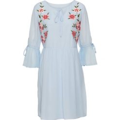 Sukienka z haftem i falbanami bonprix pudrowy niebieski. Fioletowe sukienki damskie bonprix, na lato, z haftami, bez kołnierzyka, bez rękawów. Za 54,99 zł.