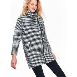LUŹNY PŁASZCZ W KRATĘ Z FLAUSZU. Czarne płaszcze damskie Top Secret, na zimę, bez wzorów, eleganckie. W wyprzedaży za 99,99 zł.