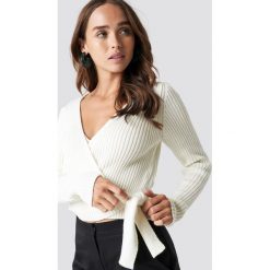 NA-KD Kopertowy sweter w prążki - White. Białe swetry damskie NA-KD, bez wzorów, z dzianiny, z długim rękawem, długie, bez kaptura. Za 161,95 zł.
