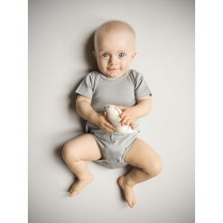 Body z krótkim rękawem BAMBOO GRAY 74. Szare body niemowlęce NANAF ORGANIC, bez wzorów, z krótkim rękawem. Za 49,99 zł.