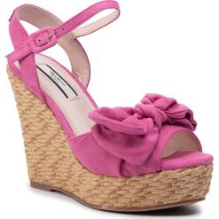 Espadryle PEPE JEANS - Ohara Natural PLS90376 Cardinal Red 237. Różowe espadryle damskie Pepe Jeans, z aplikacjami, z jeansu, bez obcasa, na obcasie. W wyprzedaży za 149,00 zł.