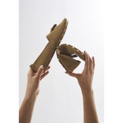 Beżowe Mokasyny Tinkling. Brązowe mokasyny damskie Born2be, bez wzorów, ze skóry, z okrągłym noskiem, bez obcasa, na płaskiej podeszwie, bez zapięcia. Za 49,99 zł.