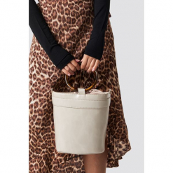 NA-KD Accessories Torba Resin Ring Bucket - Beige. Brązowe torebki klasyczne damskie NA-KD Accessories, w paski. Za 161,95 zł.