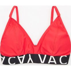 Góra od bikini z ozdobną taśmą - Czerwony. Czerwone bikini marki Reserved. Za 59,99 zł.