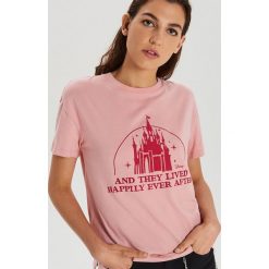 Koszulka Disney - Różowy. Różowe koszulki damskie Cropp, m. W wyprzedaży za 19,99 zł.