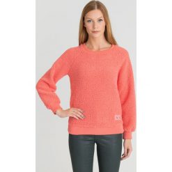 SWETER REGULAR FIT ARMANI EXCHANGE. Różowe swetry damskie Armani Exchange, s, bez wzorów, z dzianiny, klasyczne, bez rękawów, bez kaptura. Za 219,50 zł.