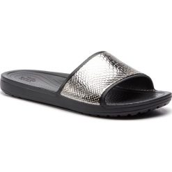 Klapki CROCS - Sloane Metaltext Slide W 205737 Gunmetal/Black. Czarne klapki damskie Crocs, bez wzorów, z tworzywa sztucznego, bez obcasa. Za 179,00 zł.