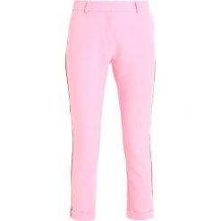Karen by Simonsen TABLE PANT Spodnie materiałowe lilac sachet. Fioletowe spodnie damskie Karen by Simonsen, bez wzorów, z elastanu. W wyprzedaży za 343,85 zł.
