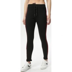 Czarno-Czerwone Legginsy Salasea. Czarne legginsy damskie Born2be, s, bez wzorów, z dzianiny. Za 39,99 zł.