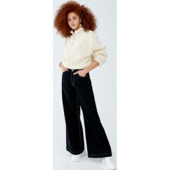 Bluza ze sztucznego baranka Pull&Bear by Rosalía. Bluzy damskie Pull&Bear, bez wzorów, bez rękawów, bez kaptura. Za 139,00 zł.