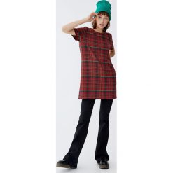 Sukienka w kratkę. Czerwone sukienki damskie marki Pull&Bear, w kratkę. Za 69,90 zł.