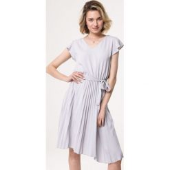 Szara Sukienka Forecast. Szare sukienki damskie Born2be, s, bez wzorów, eleganckie, bez kołnierzyka, bez rękawów, midi, plisowane. Za 89,99 zł.