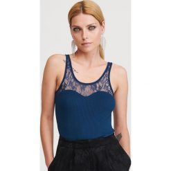 Top z koronką - Niebieski. Niebieskie topy damskie Reserved, s, w koronkowe wzory, z koronki, bez kołnierzyka. Za 39,99 zł.