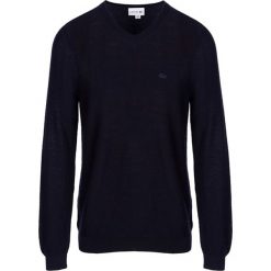 Sweter w kolorze granatowym. Niebieskie swetry męskie Lacoste, s, bez wzorów, klasyczne, bez kołnierzyka, bez kaptura. W wyprzedaży za 399,95 zł.
