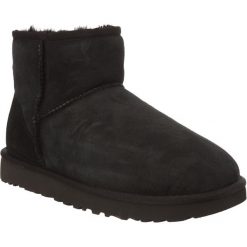 Ugg czarne Classic Mini Ii Black. Czarne śniegowce damskie Ugg, na zimę, z wełny, eleganckie, bez zapięcia. W wyprzedaży za 619,00 zł.