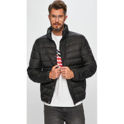 Tommy Jeans - Kurtka. Czerwone płaszcze męskie Tommy Jeans, s, bez wzorów, z poliesteru, krótkie, bez kaptura. W wyprzedaży za 479,90 zł.