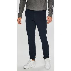 Tommy Hilfiger - Spodnie. Niebieskie spodnie męskie TOMMY HILFIGER, na co dzień, l, bez wzorów, z elastanu, casualowe. W wyprzedaży za 319,90 zł.
