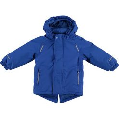 Kurtka zimowa w kolorze niebieskim. Niebieskie kurtki niemowlęce name it boys, bez wzorów, bez kaptura. W wyprzedaży za 125,95 zł.