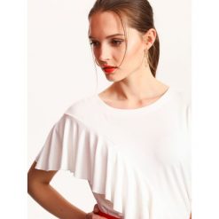 BLUZKA BEZ RĘKAWÓW. Białe bluzki damskie marki Top Secret, bez wzorów, eleganckie, bez kołnierzyka, bez rękawów. W wyprzedaży za 24,99 zł.