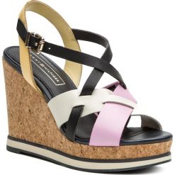 Sandały TOMMY HILFIGER - Interwoven Pattern Wedge Sandal FW0FW04105 Pink Lavender 518. Różowe klapki damskie TOMMY HILFIGER, bez wzorów, ze skóry, bez obcasa, na obcasie. W wyprzedaży za 279,00 zł.