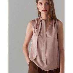 Elegancki top z wiązaniem przy dekolcie - Beżowy. Brązowe topy damskie Mohito, s, bez wzorów, bez kołnierzyka. W wyprzedaży za 29,99 zł.