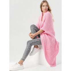 Różowy Kardigan Coraeva. Różowe swetry damskie Born2be, uniwersalny, bez wzorów. Za 139,99 zł.