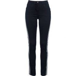 Dżinsy ze stretchem i paskiem ze sztrasami bonprix czarny "stone". Czarne jeansy damskie bonprix. Za 134,99 zł.