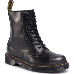 Glany DR. MARTENS - 1460 Pascal 25608994 Metallic Silver. Czarne glany damskie Dr. Martens, ze skóry, klasyczne, bez obcasa, bez zapięcia. Za 729,00 zł.