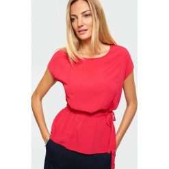 Bluzka z wiązaniem w talii. Bluzki damskie Greenpoint, bez wzorów, z poliesteru, bez kołnierzyka, bez rękawów. Za 39,99 zł.