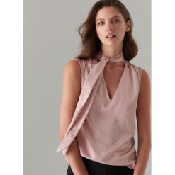 Elegancki top z wiązaniem przy dekolcie - Różowy. Topy damskie Mohito. W wyprzedaży za 29,99 zł.