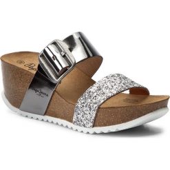 Klapki PEPE JEANS - Tyron Plum PLS90289 Silver 934. Szare klapki damskie Pepe Jeans, z aplikacjami, z jeansu, bez obcasa, na obcasie. W wyprzedaży za 149,00 zł.