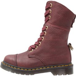 Buty zimowe damskie: Dr. Martens AIMILITA 9 EYE TOE CAP BOOT GRIZZLY Kozaki sznurowane cherry red